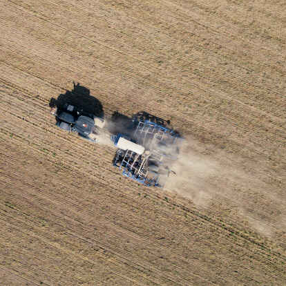 Ein Landwirt drillt Saatgut in den trockenen Ackerboden. Das Land Niedersachsen plant ein F&ouml;rderprogramm f&uuml;r die &bdquo;Mehrgefahrenversicherung&ldquo;.