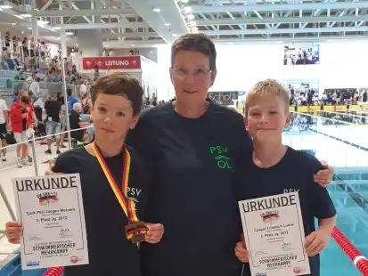 Einen guten Saisonstart erlebte Tjark Meiners (links), hier mit Trainerin Beate Schroeder und PSV-Kollege Caspar L&uuml;ers nach seinem dritten Platz bei der Mehrkampf-DM im Fr&uuml;hsommer