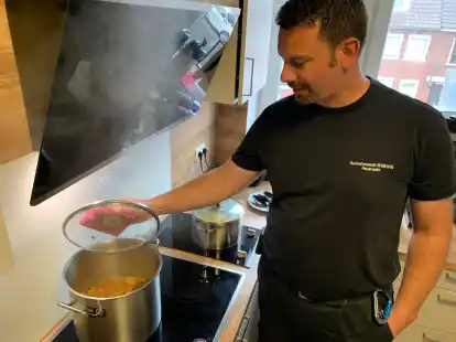 Weil der Koch gerade im Einsatz ist, muss Johann Jordan den Snirtjebraten im Blick behalten &ndash; kochen kann aber auch er, so wie alle anderen Kameraden auf der Wache in Emden ebenfalls.