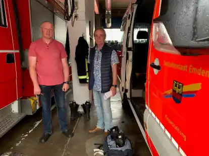 Wissen, dass ein Berufsfeuerwehrmann weit mehr Aufgaben &uuml;bernimmt, als offensichtlich ist: Stadtbrandmeister Bernd Lenz und der ehemalige hauptberufliche Feuerwehrmann und Emder Ratsherr Detlef Kruse (SPD).