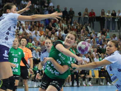 Paulina Golla (Mitte, hier im Bundesligaspiel gegen Buxtehude) ist mit dem VfL Oldenburg zweimal in Griechenland im Einsatz.