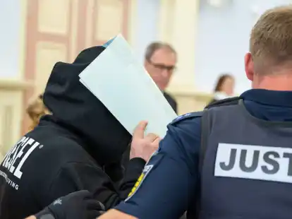 Kurz vor Weihnachten 2022 soll der Mann in seine Nichte erdrosselt und ihre Leiche im Garten vergraben haben. Wenige Tage sp&auml;ter soll er einen Freund von ihr erschossen haben.