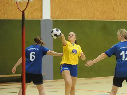 Die Spielerinnen des Ovelg&ouml;nner TV (in Gelb) und des Oldenbroker TV starten in die Saison 2023/2024.
