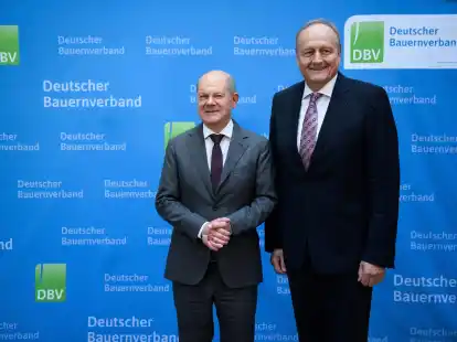 Joachim Rukwied (r), Pr&auml;sident des Deutschen Bauernverbandes, begr&uuml;&szlig;t Bundeskanzler Olaf Scholz (SPD) beim Festakt zu 75 Jahren Deutscher Bauernverband.