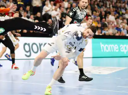 Kiels Hendrik Pekeler (r) feierte gegen Szeged sein Comeback.