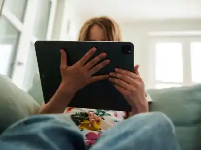 Mit konkreten Tipps wollen Fachleute Eltern helfen, die Bildschirmzeit ihrer Kinder zu begrenzen.