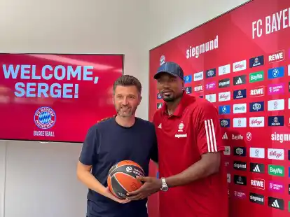 Bayern-Gesch&auml;ftsf&uuml;hrer Marko&nbsp;Pesic (l) stellt Serge Ibaka (r) als Neuzugang vor.