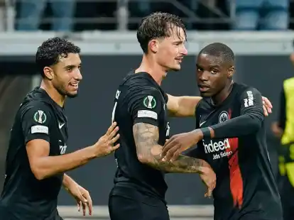 Frankfurts Torsch&uuml;tze Robin Koch (M) jubelt mit seinen Mannschaftskollegen.