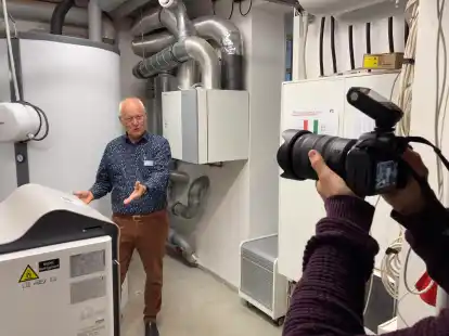 Erl&auml;utert die W&auml;rmepumpe im Keller des Hauses in der hannoverschen Nordstadt: Wolfgang Freimann-von Werder
