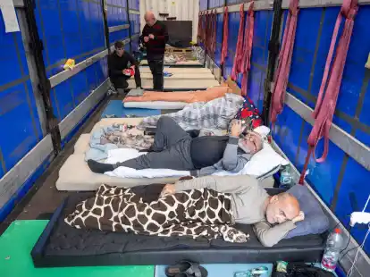 Trucker aus Georgien liegen auf einem Matratzenlager auf der Ladefl&auml;che eines Lkw. Sie sind in einen Hungerstreik getreten.