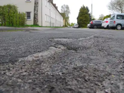 Diese Stra&szlig;ensch&auml;den an der Posener Stra&szlig;e in Sande sollen der Vergangenheit angeh&ouml;ren.