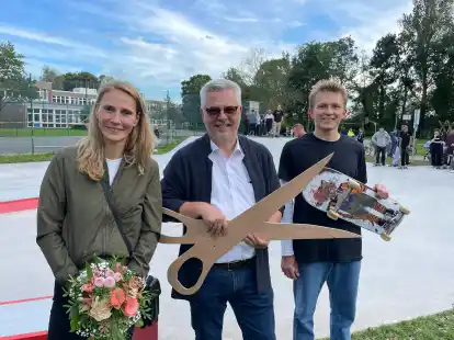 Sandes Bauamtsleiterin Heidi Schmidt, B&uuml;rgemeister Stephan Eiklenborg und Jules Elbing, der in der Gruppe der Jugendlichen federf&uuml;hrend war, bei der Er&ouml;ffnung von &bdquo;Sande Plaza&ldquo;, dem neuen Skaterplatz in Sande.