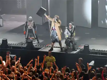 Sind Pop und Rock auch k&uuml;nftig Teil des Nordseehallen-Programms? Hier begeistert 2015 &bdquo;Deichkind&ldquo; (&bdquo;Leider geil&ldquo;) die Massen.