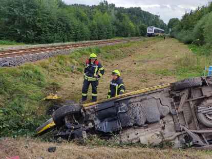BahnUnfall in Lohne Nordwestbahn mit PostAuto zusammengeprallt