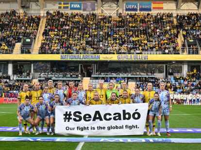 Die schwedische und die spanische Mannschaft setzten vor dem Spiel ein Zeichen gegen sexuelle &Uuml;bergriffe.