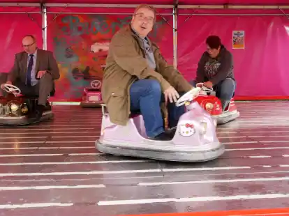 Sie hatten schon vor der Er&ouml;ffnung des Rodenkircher Marktes viel Spa&szlig; im Mini-Autoscooter: (von links) der Stadlander B&uuml;rgermeister Harald Stindt, Schausteller-Sprecher Didi Meier und Marktmeisterin Christiane Hagen