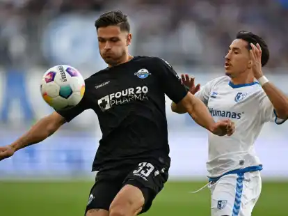 Paderborns Marcel Hoffmeier (l) im Zweikampf mit dem Magdeburger Jason Ceka.