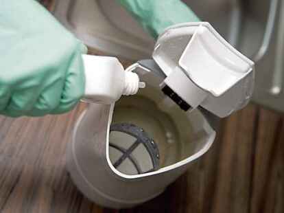 Mit einer Kalkschicht verbraucht der Wasserkocher mehr Strom.