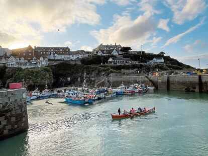 <p>Ruderer im Hafen von Newquay: Hier liegt auch der Flughafen der Grafschaft Cornwall. </p>