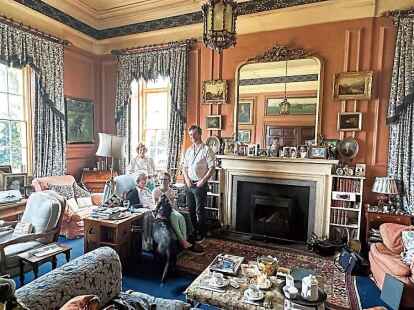 <p>Die Prideaux Family in ihrem Hauptwohnraum. Manchem Pilcher-Fan mag die Umgebung bekannt vorkommen. </p>