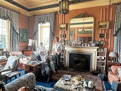 <p>Die Prideaux Family in ihrem Hauptwohnraum. Manchem Pilcher-Fan mag die Umgebung bekannt vorkommen. </p>