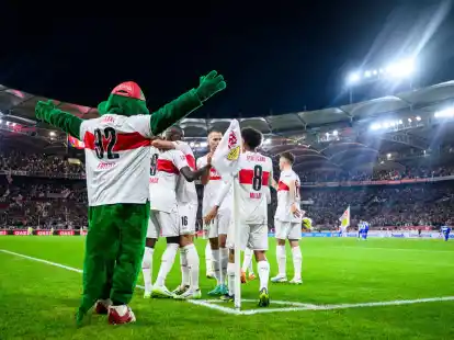 Die Stuttgarter Spieler feiern den 3:1-Sieg gegen Darmstadt 98.