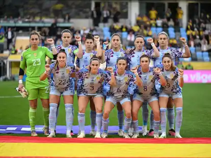 Die spanischen Spielerinnen protestierten beim Teamfoto mit erhobener Faust.