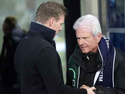 Dietmar Hopp (r) h&auml;lt gro&szlig;e St&uuml;cke auf Bundestrainer Julian Nagelsmann.