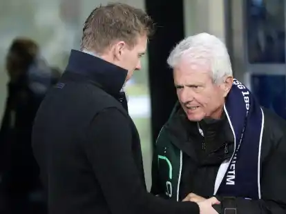 Dietmar Hopp (r) h&auml;lt gro&szlig;e St&uuml;cke auf Bundestrainer Julian Nagelsmann.