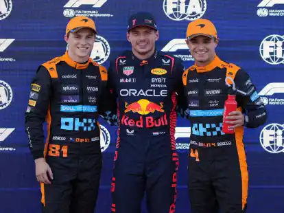 Max Verstappen (M) gewann das Qualifying vor den McLaren-Piloten Oscar Piastri (l) und Lando Norris.
