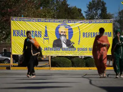 Ein Banner mit dem Abbild des get&ouml;teten Hardeep Singh Nijjar ist vor einem Sikh-Kulturzentrum im kanadischen Surrey aufgestellt. Der Fall belastet das Verh&auml;ltnis zwischen Kanada und Indien.