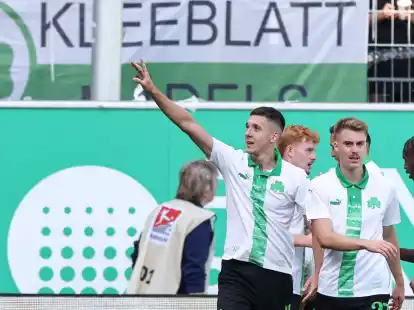 Der F&uuml;rther Damian Michalski jubelt &uuml;ber seinen Treffer zum 4:3 gegen den KSC.