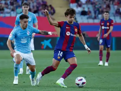 Barcelonas Joao Felix (r) behauptet gegen Fran Beltran von Celta Vigo den Ball.