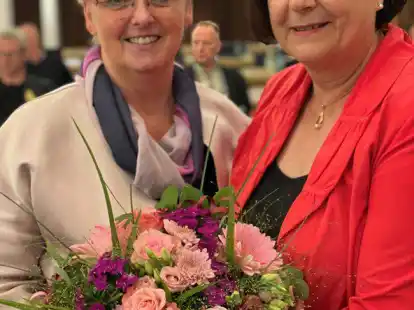 Fast 30 Jahre in der Gemeinde und heutigen Stadt Schortens t&auml;tig: Anja M&uuml;ller (links) wurde von der Ratsvorsitzenden Heide Bastrop in den Ruhestand verabschiedet.