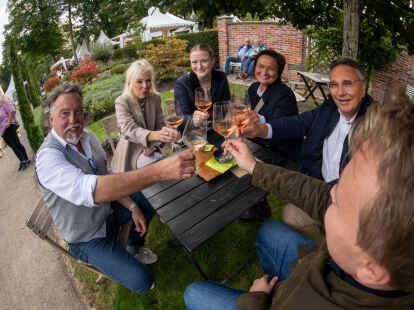 Prost auf die Landpartie: In gem&uuml;tlicher Runde etwas trinken geh&ouml;rt auf Gut Horn dazu.