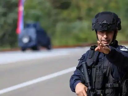 Ein Kosovo-Polizist bewacht eine Stra&szlig;e in der N&auml;he des Dorfes Banjska. Maskierte Angreifer haben im Norden des Kosovos einen Polizisten erschossen.