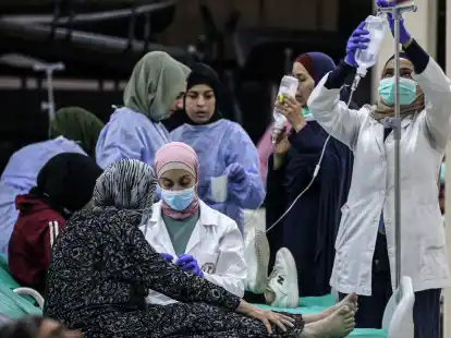 Libanesisches medizinisches Personal versorgt eine &auml;ltere Frau, die Opfer eines Choleraausbruchs geworden ist.