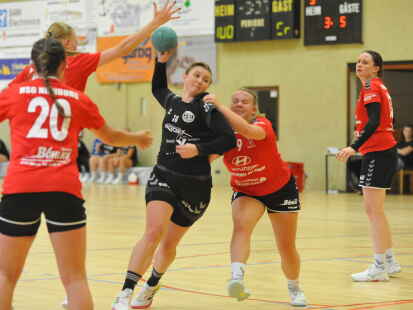 Geschickt und abschlussstark: die Elsflether Haupttorsch&uuml;tzin Laura Lissewski (am Ball)