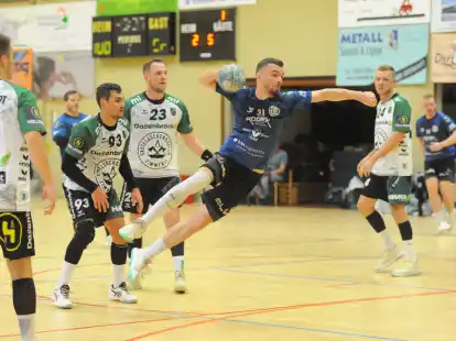 Trotz sehenswerter Abschlüsse müssen sich die Elsflether Handballer (am Ball) auf schwere Zeiten in der Verbandsliga einstellen. Gegen Neerstedt kassierten sie eine Heimniederlage.
