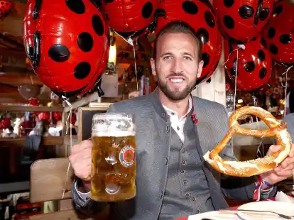Bayern-Star Harry Kane genie&szlig;t das Oktoberfest.