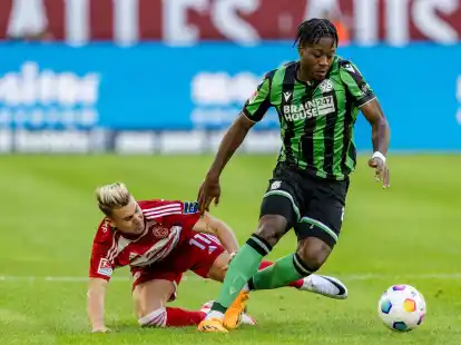 Bright Arrey-Mbi (r) l&auml;sst im&nbsp;Zweikampf D&uuml;sseldorfs Felix Klaus aussteigen.