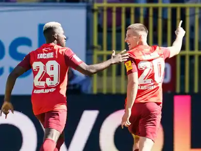 Tobias Raschl (r) bejubelt mit Richmond Tachie den Treffer zum 1:0 f&uuml;r Kaiserslautern.