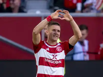 D&uuml;sseldorfs Christos Tzolis jubelt nach seinem Tor zum 1:1 gegen Hannovern 96.