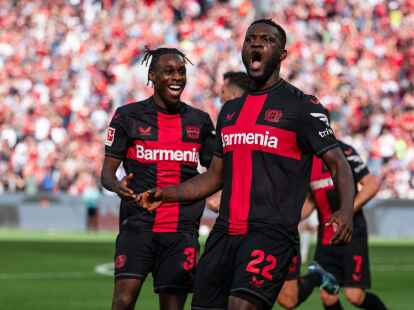 Doppelpacker Victor Boniface (r) und Jeremie Frimpong jubeln nach dem Treffer zur 1:0 F&uuml;hrung.