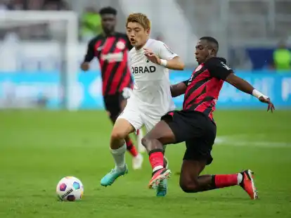 Freiburgs Ritsu Doan (l) und Frankfurts Willian Pacho in einem der vielen Zweik&auml;mpfe der Partie.