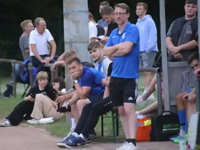 Enttäuscht von ihrem Team: die HTB-Trainer Michael Würdemann (sitzend) und Florian Schmaus (stehend)