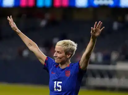 Megan Rapinoe aus den USA winkt den Fans, w&auml;hrend sie das Spielfeld verl&auml;sst.
