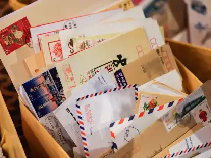 Briefe aus aller Welt sind in der Christkindpostfiliale der Deutschen Post eingegangen.