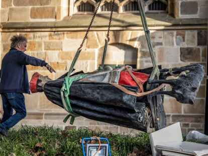 Die Skulptur des Essener Kardinals Franz Hengsbach bei der Demontage.