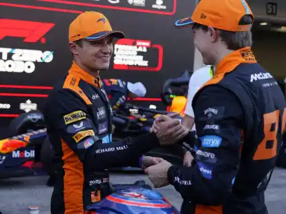 Die McLaren-Piloten Lando Norris (l) und Oscar Piastri belegten in Suzuka die Pl&auml;tze zwei und drei.